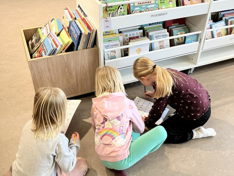 Børn på biblioteksbesøg med deres klasse.