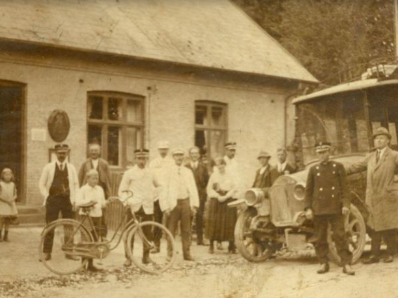 Billedet viser post- og rutebilen foran Hovedgaden 39 i Skibby omkring 1916.